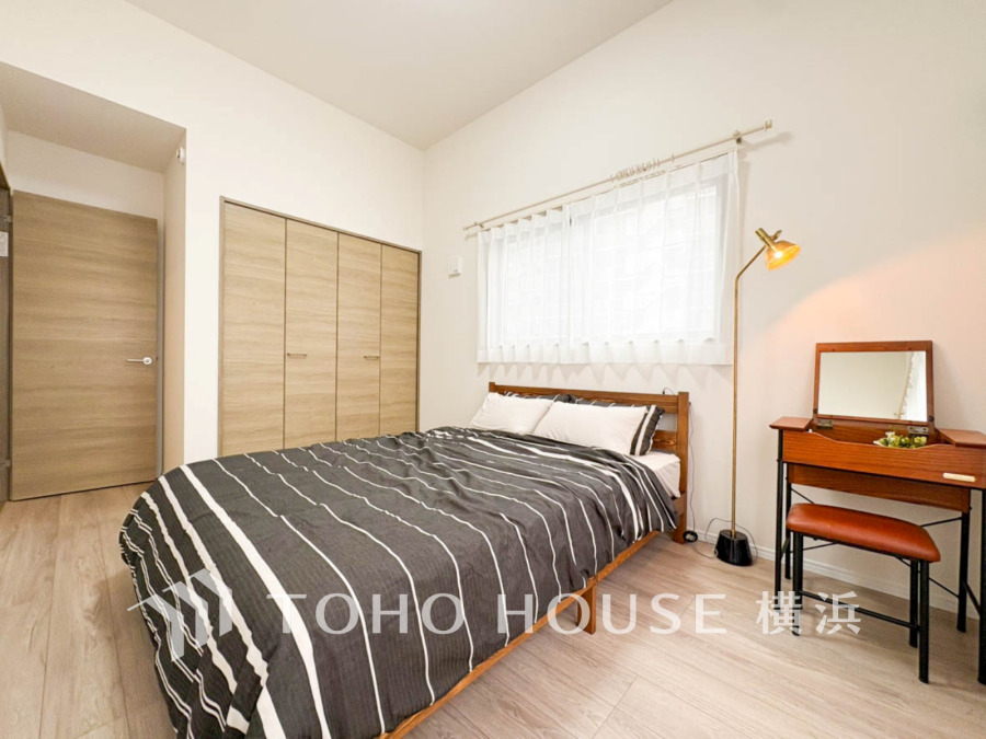 バルコニーから明るい自然光が差し込む洋室。大型クローゼット付きで収納も充実しています。
