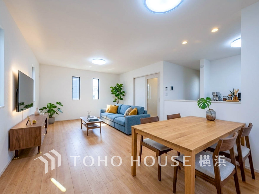 ご家族やお客様との時間など、多くの時を刻む空間。何気なく過ぎる時でさえも上質なひと時となる快適な空間を目指して。（家具・装飾品はAI加工です）