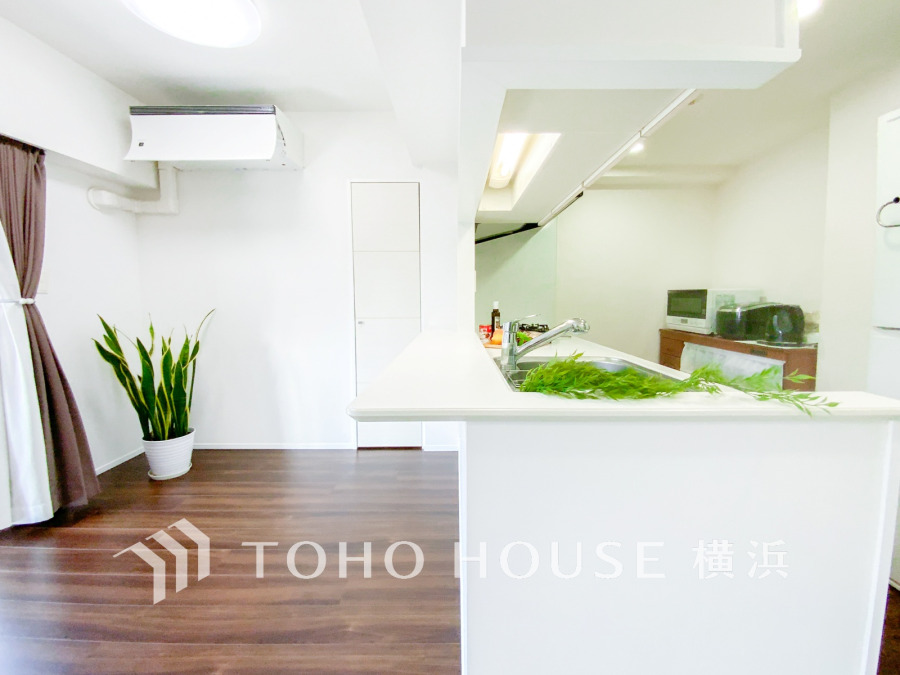 対面キッチンなら、料理や後片づけをしながらリビングにいるご家族と会話したり、気配を感じることができます。特にお子様が小さいうちは、目が離せないので便利です。