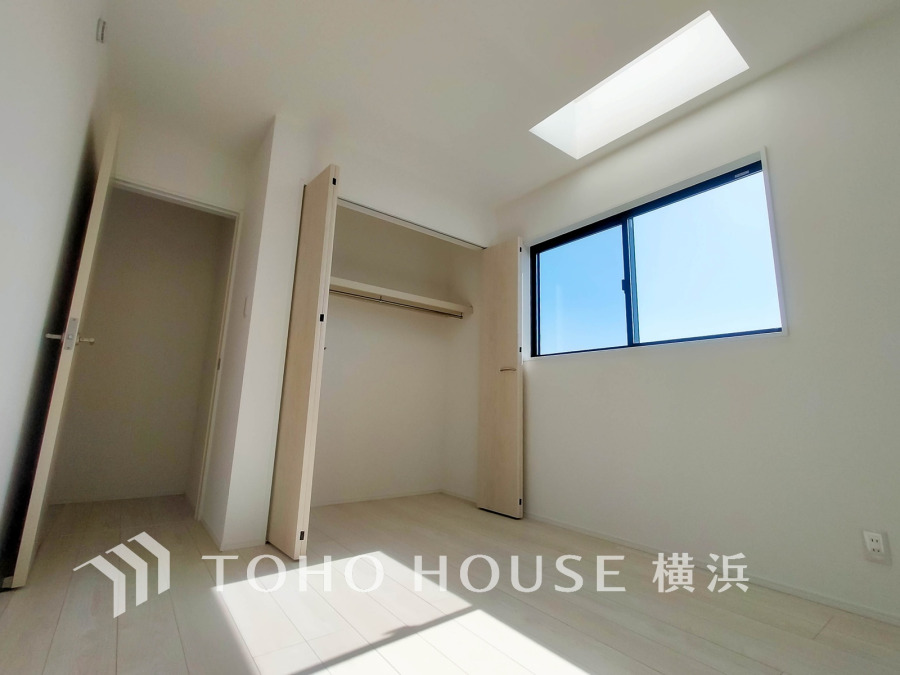 トップライトを設けた明るくのびやかな空間。広がって零れ落ちる光のシャワーはお部屋をゆたかに彩り、自分らしい快適な時間と空間をやわらかに演出してくれます。