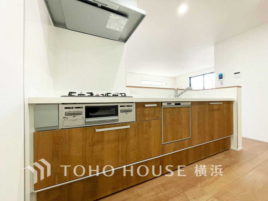 広く取られた対面キッチンは、リビングで寛ぐご家族と会話をしながらお料理が出来ます。高級感のあるカラーで空間をより上質な雰囲気にした、清潔感のあるデザインです。