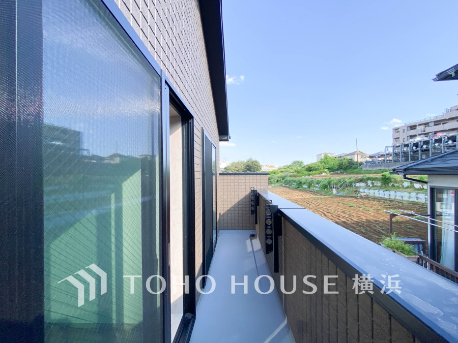 南西向きの2部屋にまたがる広いバルコニーから、暮らしの中での光と風を演出してくれています。見事なまでの開放的な空間をお楽しみください