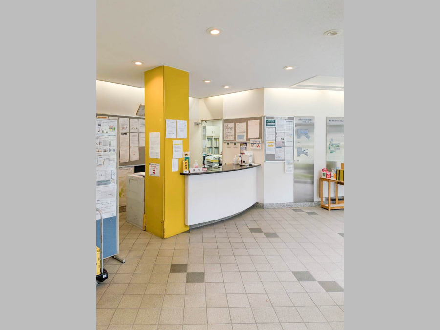 共用棟「プラネットホール」の受付。クリーニングや宅配便の手配、リフォームの受付など多彩なサービスで住民の暮らしをサポートします。