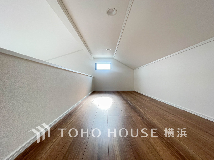 固定階段で繋がるロフト空間は窓付きで明るくゆとりがあります。