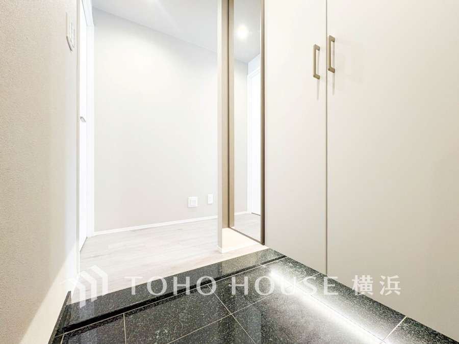 居住者の帰り、訪れる方を優しく迎え、やすらぎに満ちた生活空間を予感させる。健やかな暮らしを楽しめそう。