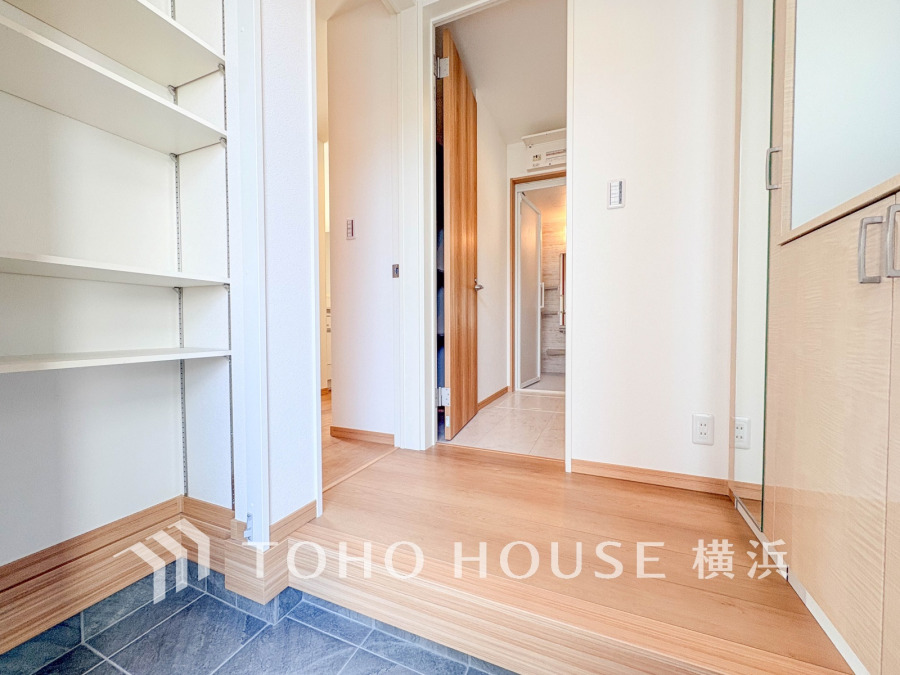 収納豊富な玄関スペース。落ち着いた色を基調としていて、上質感のある空間です。
