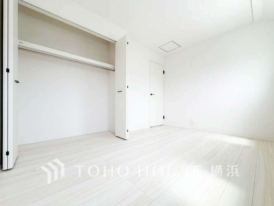 大きな窓からは快適な光を取り入れ、通気性能を上げる事で居心地の良い空間を演出します。多くの時間を過ごす住まいだからこそ、いつも快適な場所であるように心掛けています。
