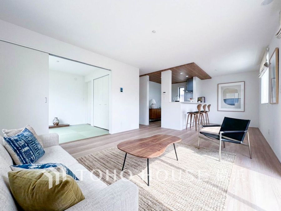 広々としたリビングダイニングは、シックでモダンな内装。落ち着いた雰囲気に包まれて、伸びやかな空間の中で、ゆったりと家族団らんのひとときを過ごせます。（装飾品はAI加工です）