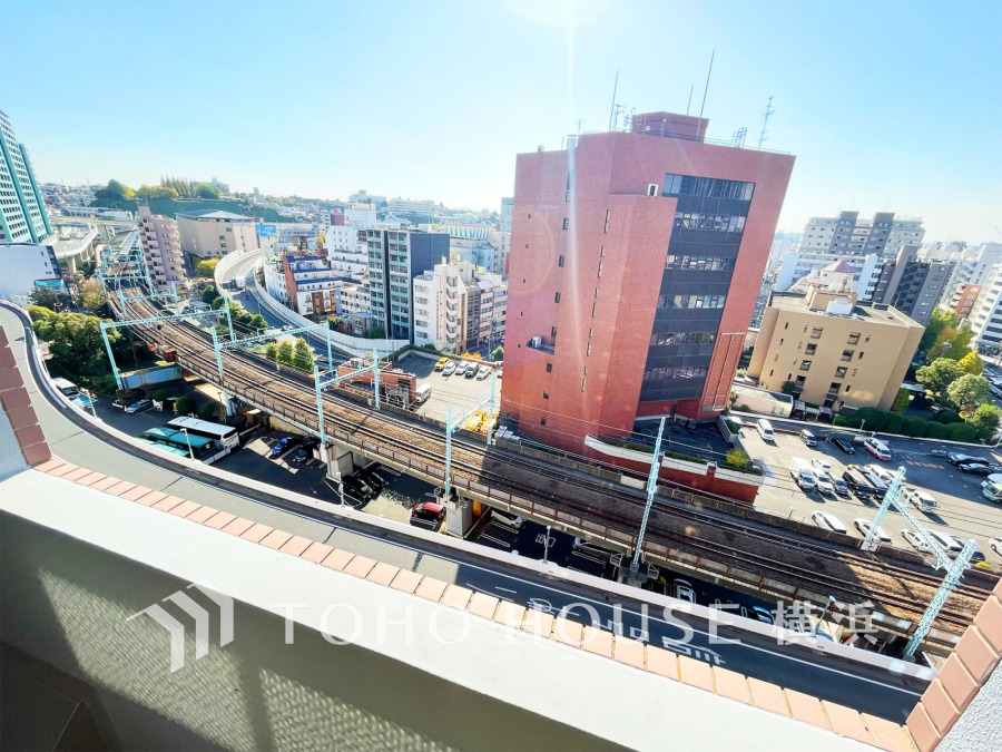 最寄りの元町駅を見下ろす眺望。駅近の安心感がありながら、12階からの開放的な眺望も楽しめます。