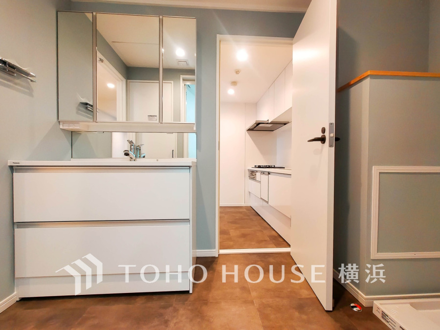 使いやすい機能が備えられた清潔感溢れる洗面空間。収納も充実しています。
