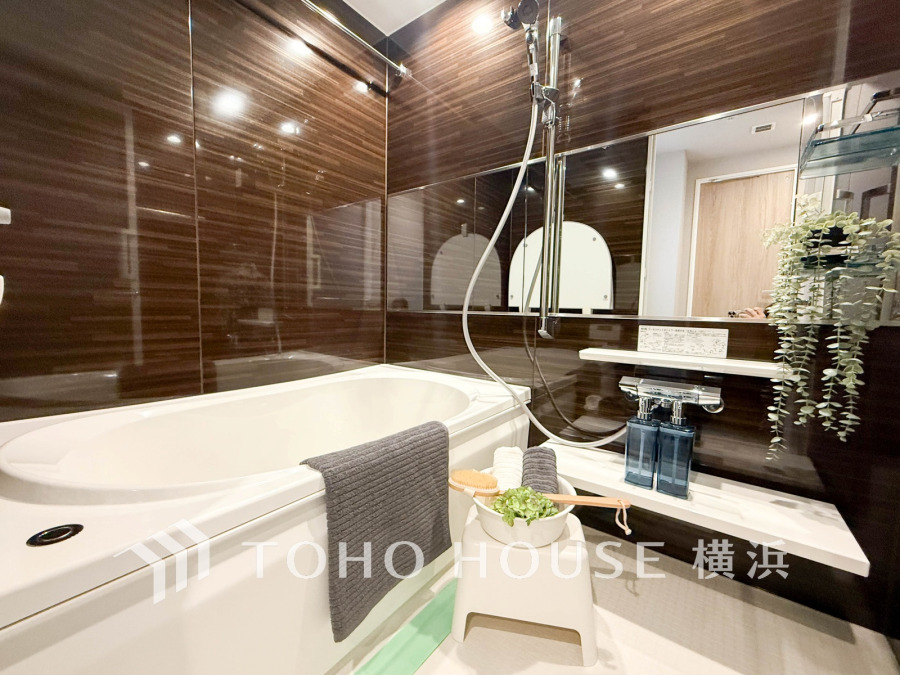 上質が感じられるカラーリングで、清潔な空間美を実現。一日の疲れが癒される優雅なバスタイムを堪能できるゆとりあるバスルームです。