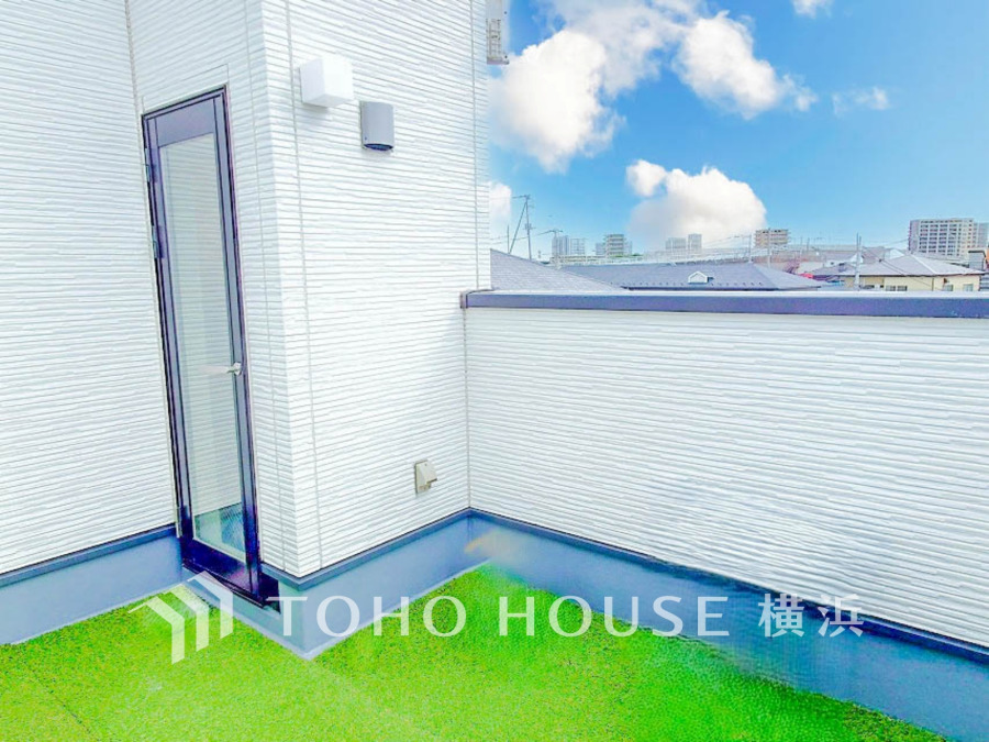 開放感あふれるルーフバルコニー。晴れた日には心地よい風と景色を楽しめる贅沢な空間です。