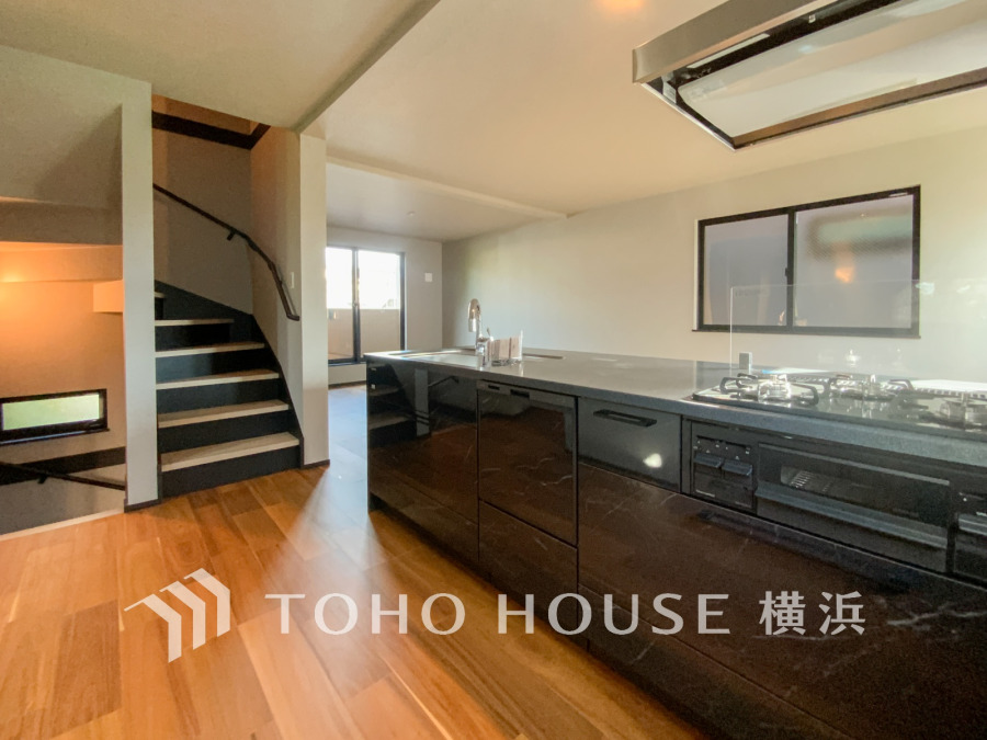 内装の主役でもあり、日常活躍する重要な水回りでもあるからこそ機能性・デザイン性に力を入れております。お手入れのしやすいシステムキッチンを採用しております。