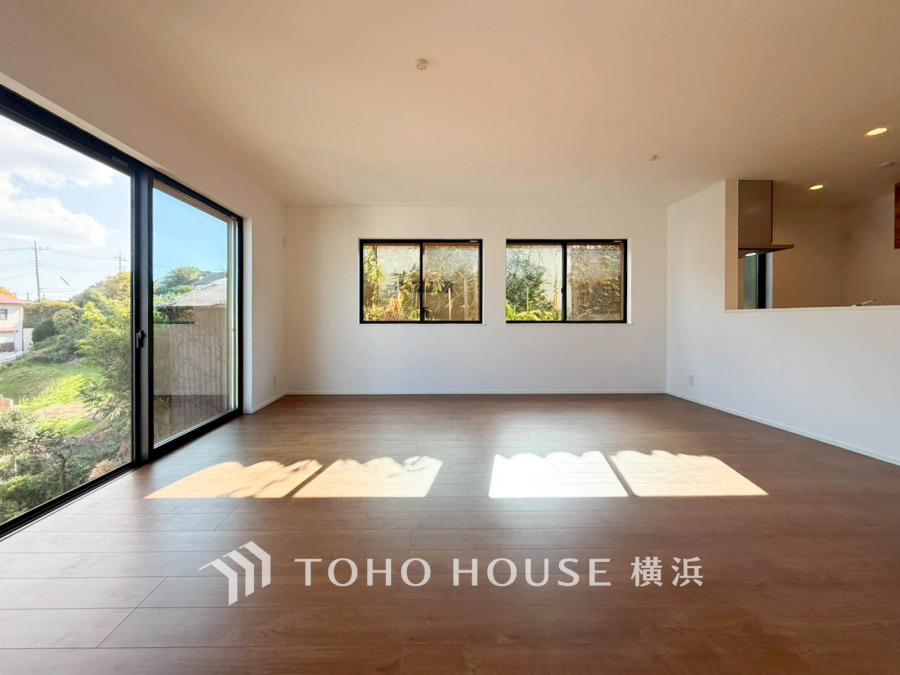 大きな窓から自然光がたっぷり入る、開放感あふれる明るいリビング空間です。家族の憩いの場に最適です。