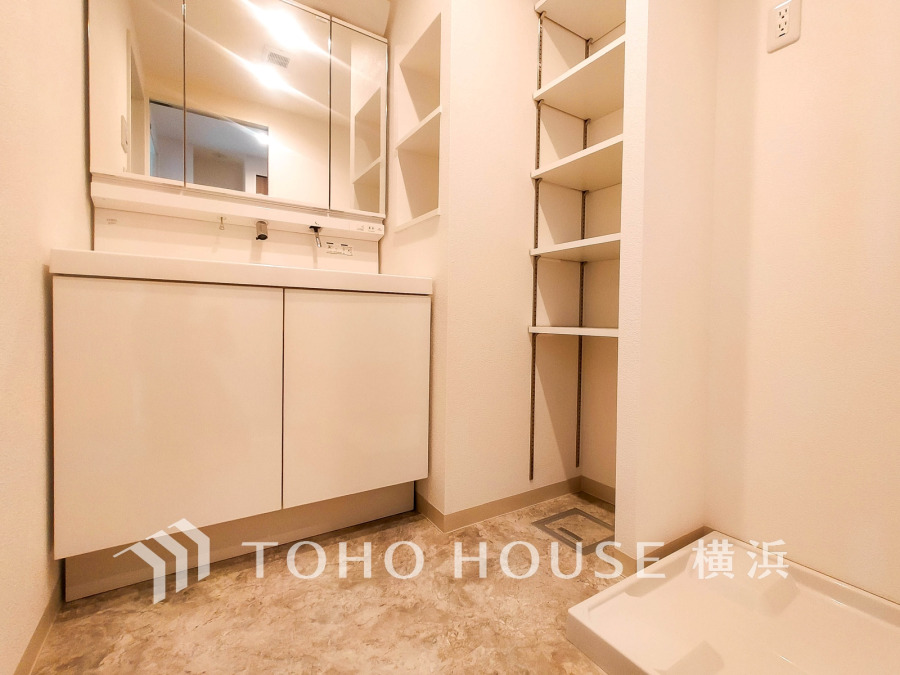 使いやすい機能が備えられた清潔感溢れる洗面空間。収納も充実しています。
