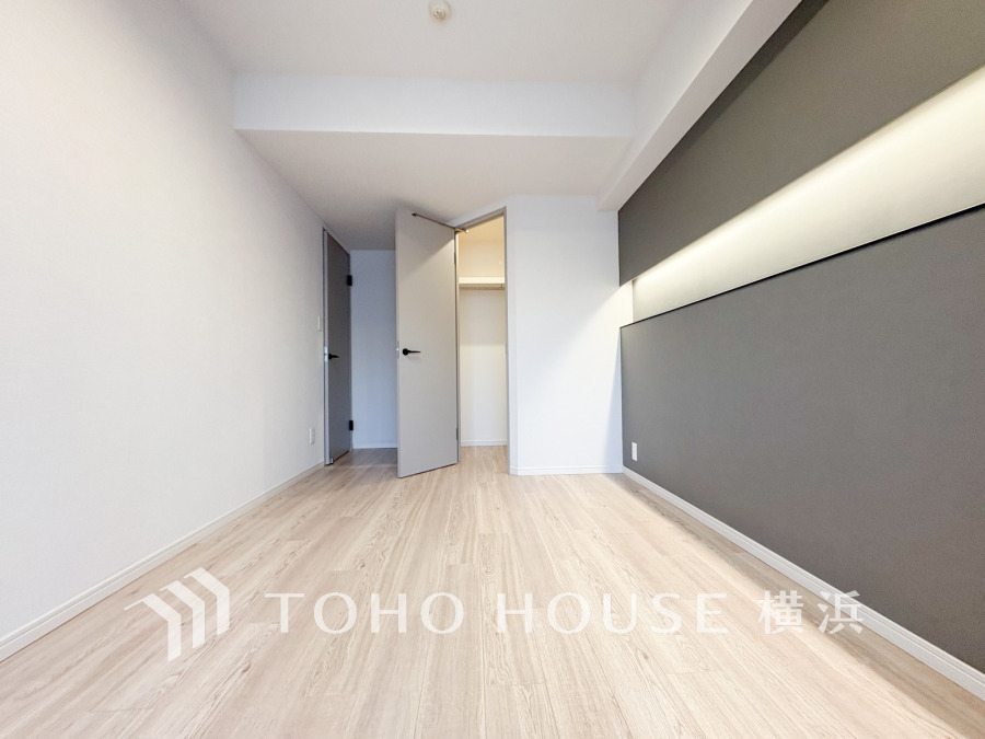 スタイリッシュな7帖の洋室。間接照明が空間に柔らかなアクセントを添えています。WIC付きです。