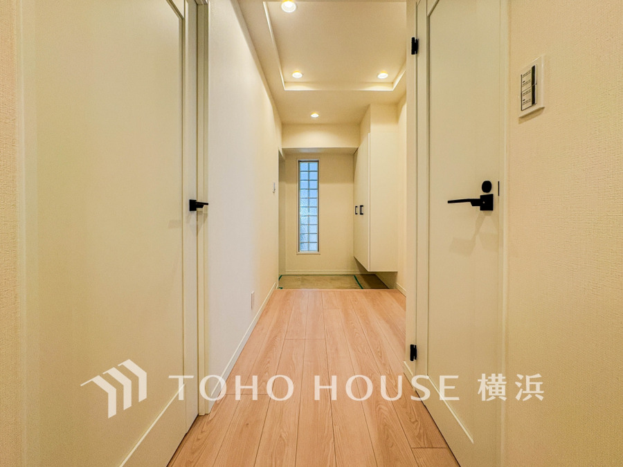 上質感漂う玄関と廊下。居住者の帰り、訪れる方を優しく迎える・安らぎに満ちた生活空間を予感させる。健やかな暮らしを楽しめそう。