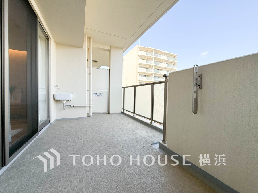 広々としたバルコニーは爽やかに光と風を感じる空間です。
