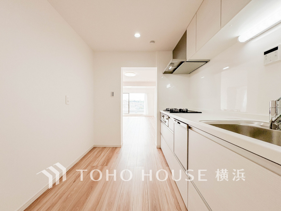 作業に集中しやすい独立型のキッチン。新規交換されたシステムキッチンの清潔感あふれる空間です。
