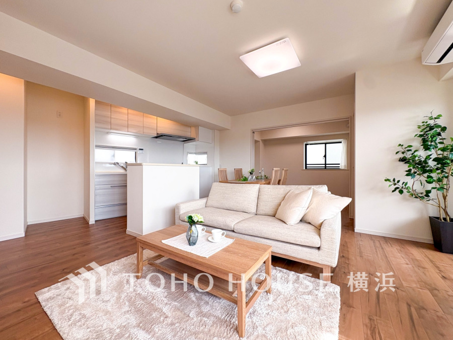 明るく開放的な空間が広がるLDK。室内には豊かな陽光が注ぎ込み、爽やかな住空間を演出。
