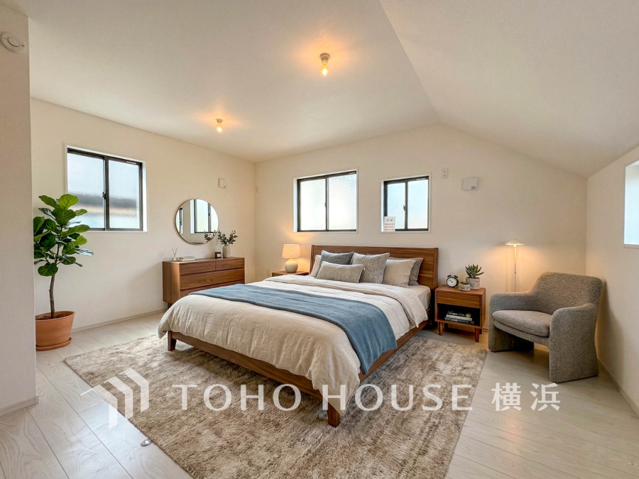 ライフスタイルに合わせて使える、自由な空間。環境の良い場所にセンス良く暮らしたい、こだわりの室内には至福のシーンが繰り広げられます。（家具・装飾品はAI加工です）