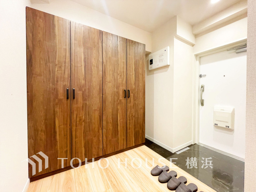 清潔感溢れる玄関がお出迎えする本邸宅の物語は、ここから始まる日常を期待させます。この場所には「希望」と「優越」で包み込んでくれる「特別」な空間があります。