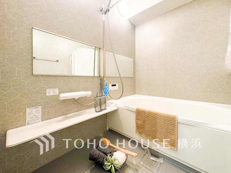 上質が感じられる質感とカラーリングで、清潔な空間美を実現。一日の疲れが癒される優雅なバスタイムを堪能できるゆとりあるバスルームです。