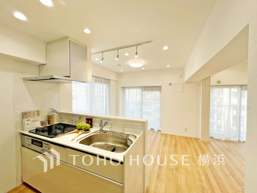 機能性とデザイン性を兼ね備えたシステムキッチン。リビングとの一体感も考慮され、美しい空間が実現。
