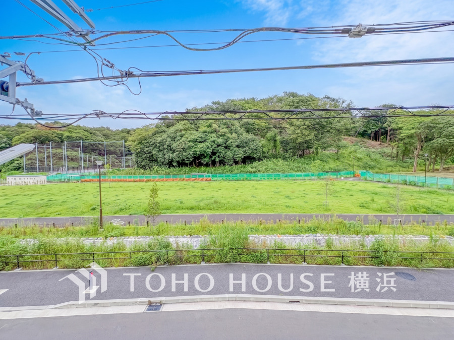 緑豊かな自然に囲まれた静かな環境で、開放感あふれる眺望が魅力のお住まいです。