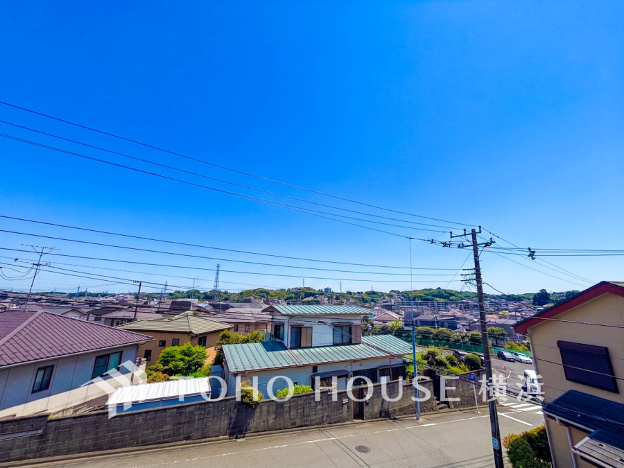 晴天が広がる閑静な住宅街の眺望。緑豊かな環境と大空が広がる開放感が魅力の邸宅です。