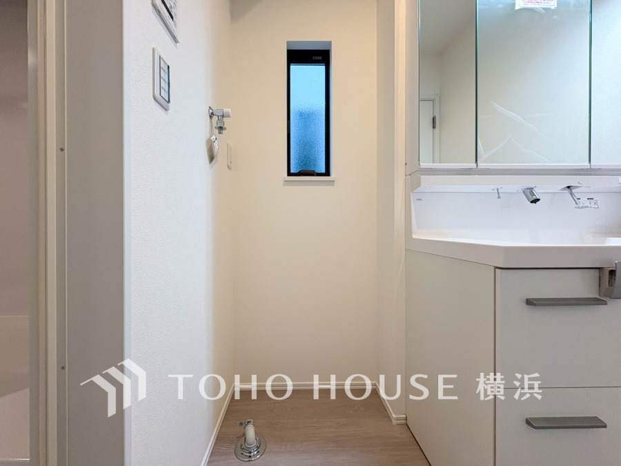 ご家族の1日が始まり、1日の終わりを締めくくる洗面空間。洗濯機を配置しても十分なスペースを確保した設計となっております。