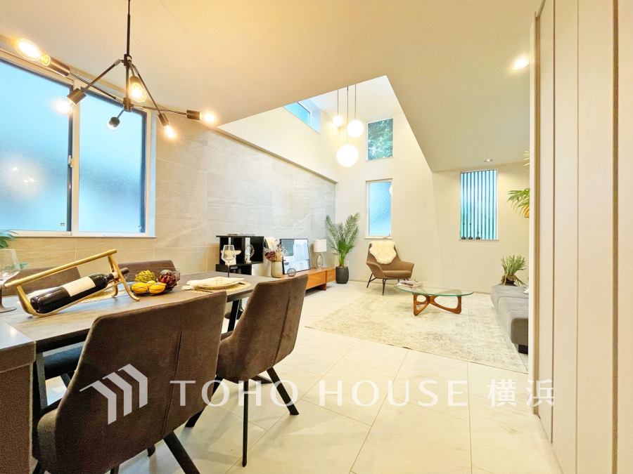 明るく開放的な空間が広がるLDK。室内には豊かな陽光が注ぎ込み、爽やかな住空間を演出。
