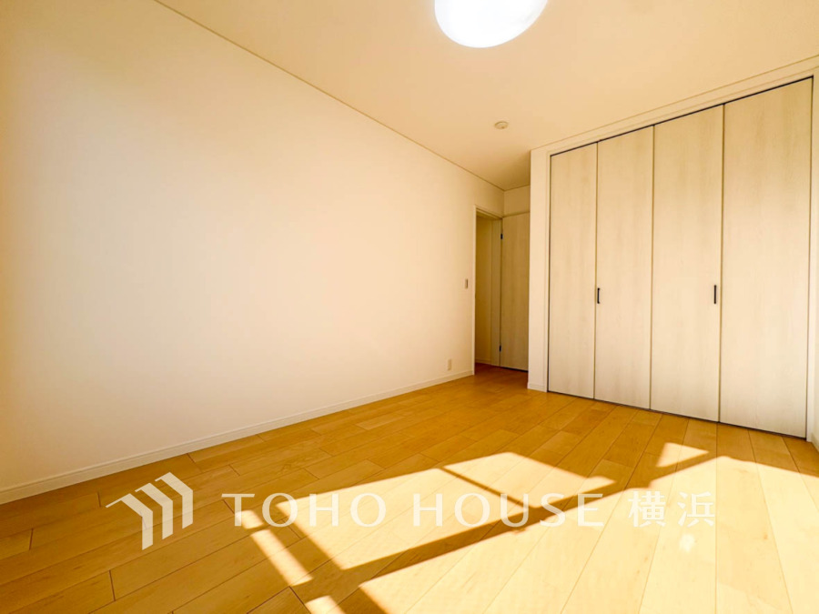 晴天の輝きと共に差し込む暖かな陽射しを愉しむことのできる空間。時には雨音が刻むリズムとハーモニーに耳を澄まし、煌く星空を眺める、そんな日常がここにあります。