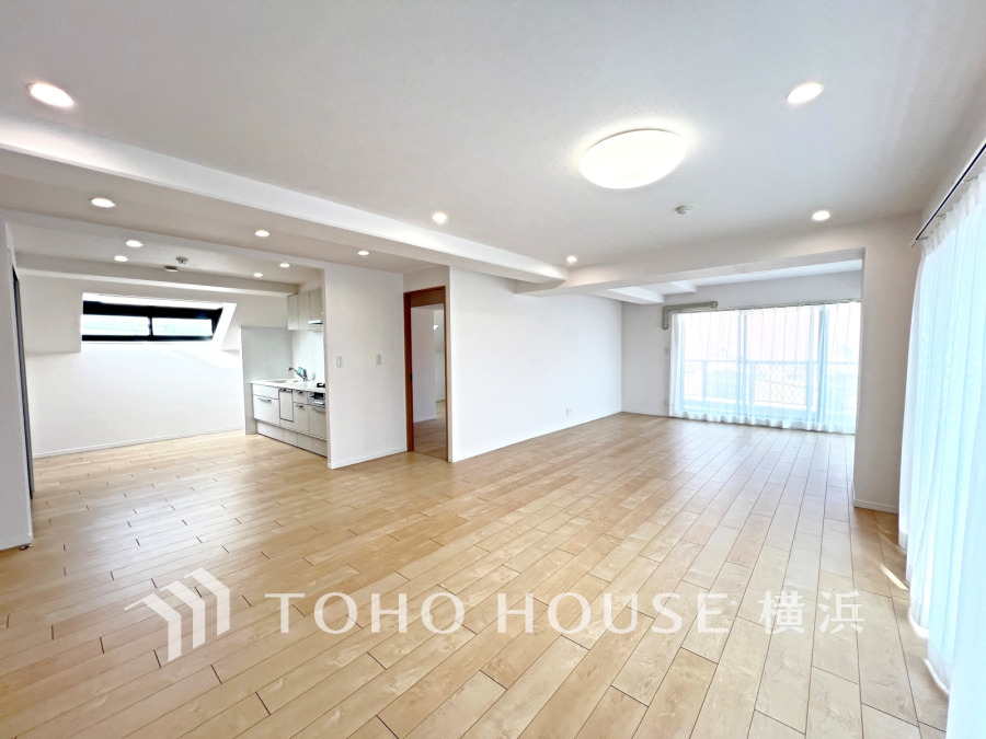 明るく開放的な空間が広がるLDK。室内には豊かな陽光が注ぎ込み、爽やかな住空間を演出。
