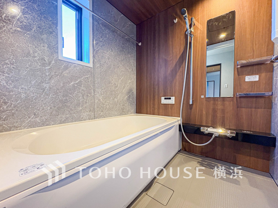 快適な使い心地とゆとりある空間が1日の疲れを解きほぐすバスルーム。空間も浴槽もゆったりのびのび使えるゆとり設計。広く感じるゆとり設計で快適なリラックスタイムを過ごせます。