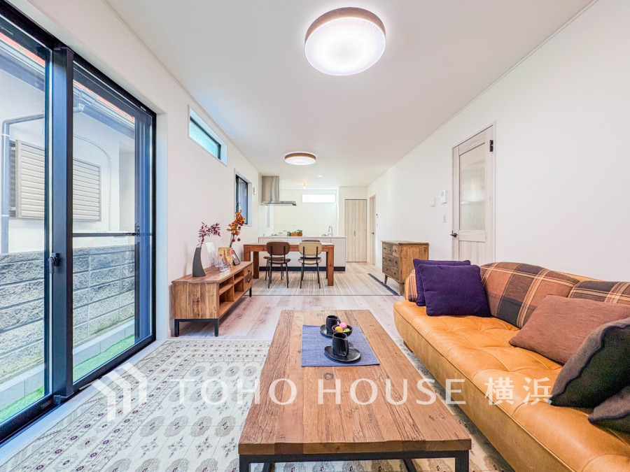 柔らかな色合いのフローリングと清潔感の溢れるクロスが明るい空間を創り出しているリビングダイニング。憩いの場に相応しく、ここで楽しむ家族の時間が絆をより深めてくれそうです。