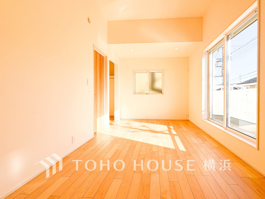 バルコニーに面した明るい洋室はゆったり8帖の空間。勾配天井で開放感があります。