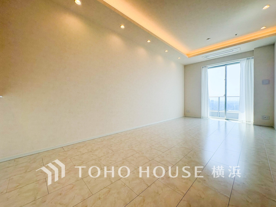 開放感あふれる大きな窓と間接照明が美しい、明るく洗練されたリビング空間です。