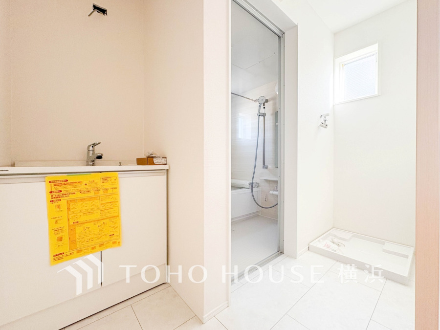 掃除のしやすさ・収納の便利さなど、おふろを使う人、お手入れする人、みんなにとっての「しあわせ性能」を追求したバスルームを採用いたしました。