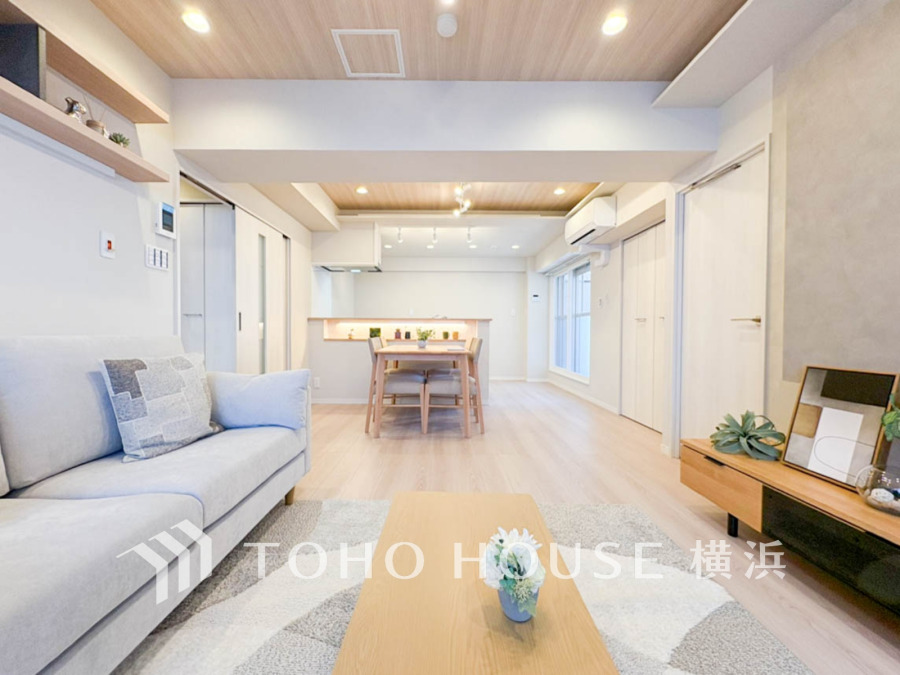 和やかで洗練された空間の演出。寛ぎとコミュニケーションを育む居心地のよい場所。やわらかな陽射しが降り注ぎ、室内に開放感と爽快感をもたらします。