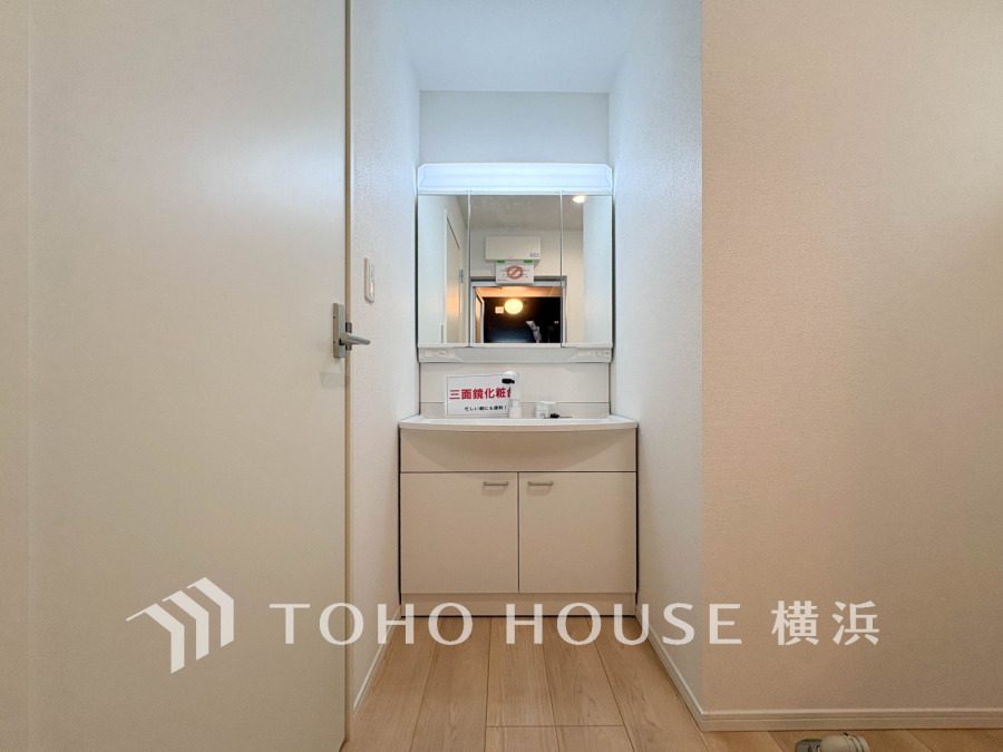 シンプルで清潔感のある洗面化粧台。三面鏡で忙しい朝の身支度も快適にこなせます。