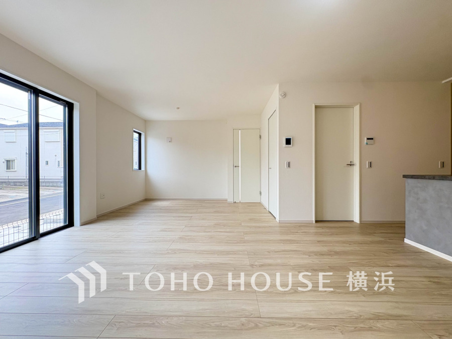 大きな窓から自然光が差し込む、明るく開放的なリビング空間。シンプルで使いやすい間取りです。