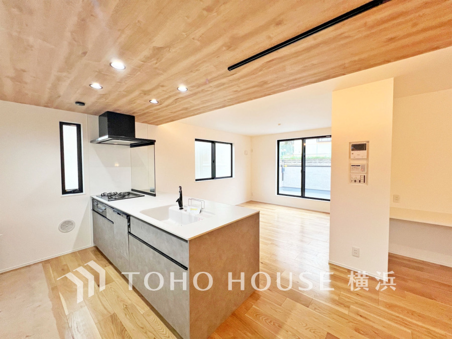 食洗機、浄水器付き。美しさと機能性がひとつになったキッチンです。
