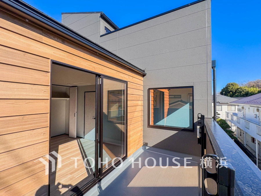 気持ちのいい空が見渡せる広いバルコニー。爽やかな風を感じて、心躍る素敵な暮らしがはじまります。