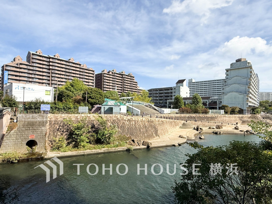 帷子川の伸びやかな風景に調和する、上質感溢れる佇まい。総戸数647戸の気品感じるビッグコミュニティ。
