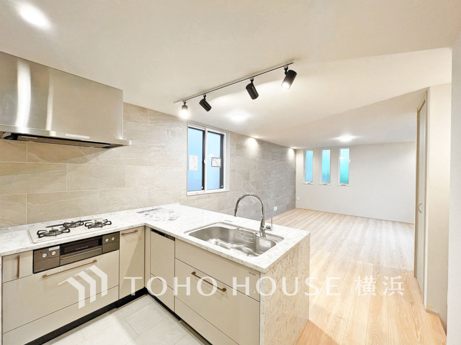 明るく開放的なL字型キッチンと広々リビングが一体となった、快適で機能的な空間です。