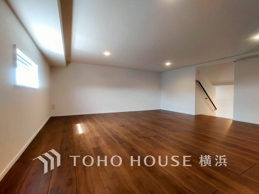 固定階段で繋がる約9.3帖の大型小屋裏収納。多目的に使える空間です。