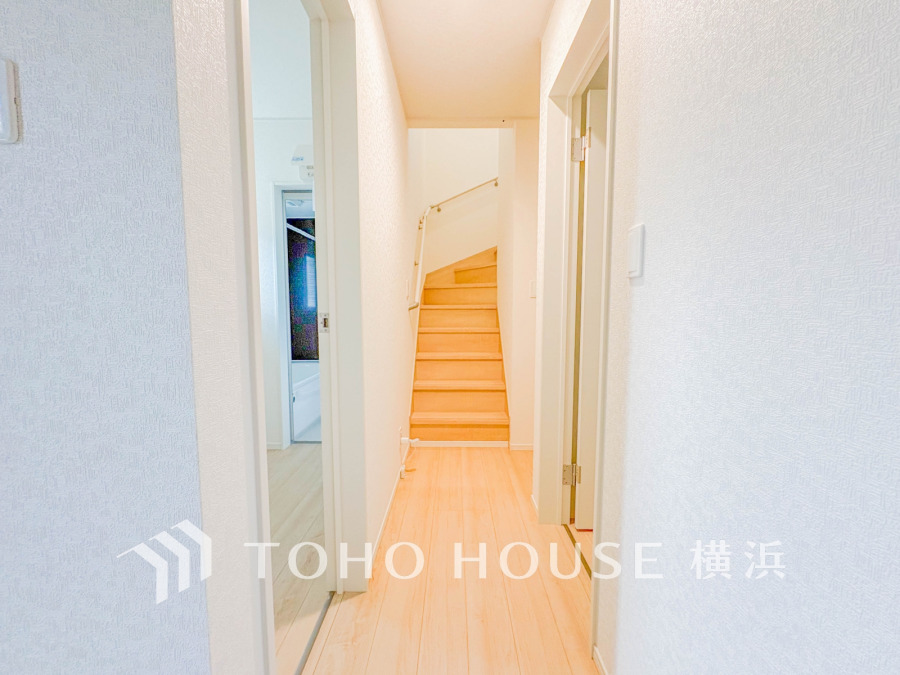 上質感漂う玄関と廊下。居住者の帰り、訪れる方を優しく迎える・安らぎに満ちた生活空間を予感させる。健やかな暮らしを楽しめることでしょう。
