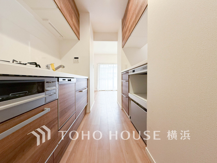 作業に集中しやすい独立型のキッチン。新規交換されたシステムキッチンの清潔感あふれる空間です。
