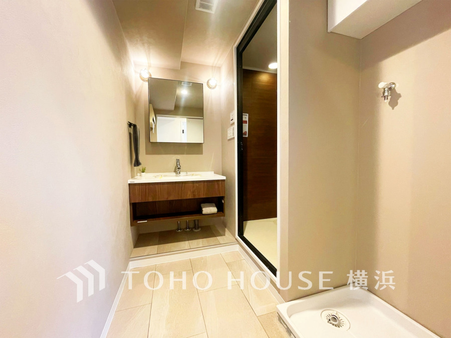 新規交換された洗面化粧台は美しく使いやすい機能が備えられています。